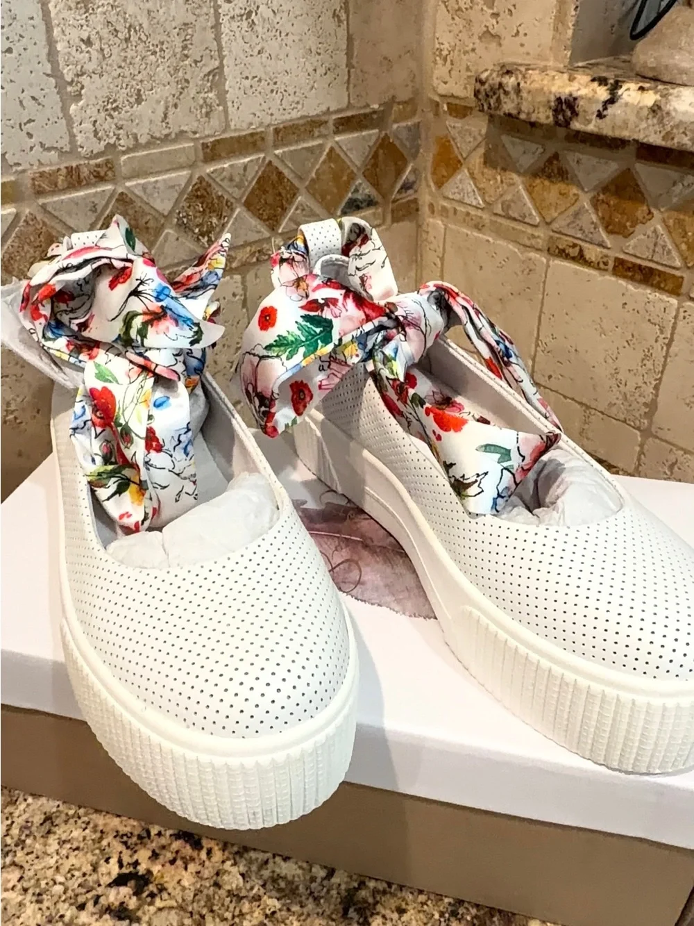 Jessica Simpson White Floral Bow Platform Sneakers for Women NWT